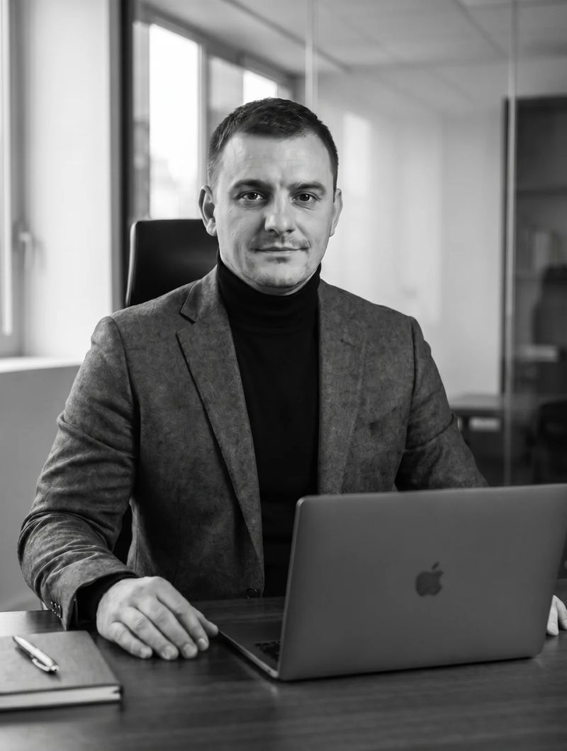 Jordan, fondateur de JSK Antiquaire Suisse, originaire du canton de Vaud, 25 ans d'expertise